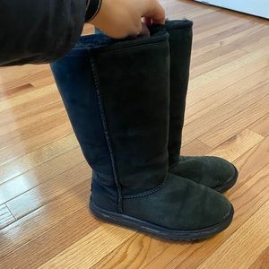 Black Youth UGGS size 5! With box!